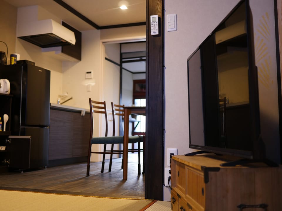 Rent Temarian house in Kanazawa | Japan Experience - TV / dining room
