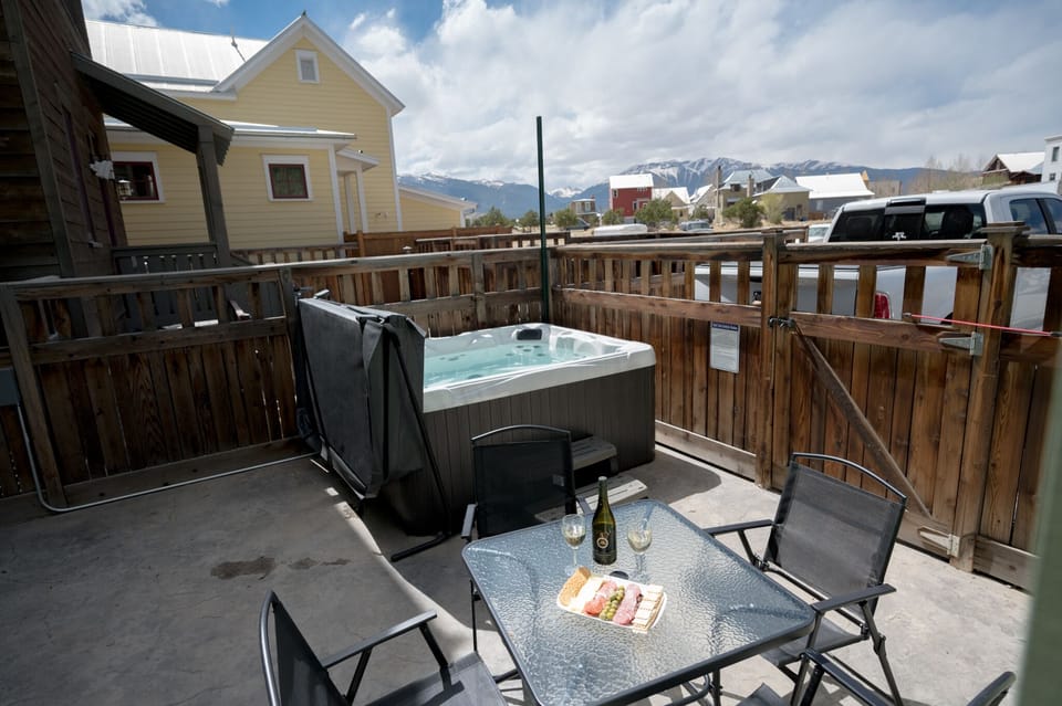 Private 5 Person hot Tub