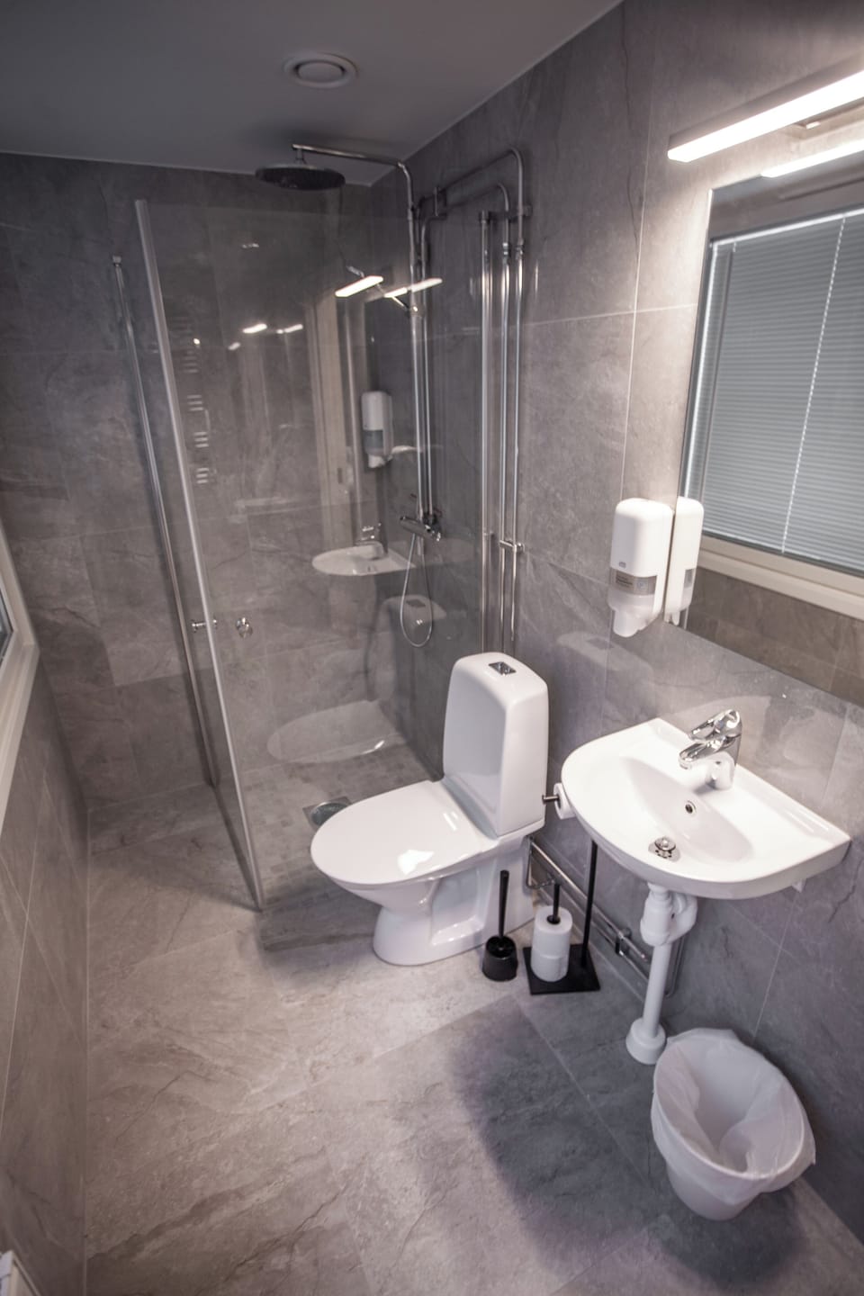Twin Room | Bathroom | Shower, towels, soap, shampoo