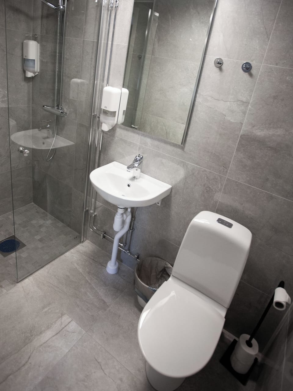 Triple Room | Bathroom | Shower, towels, soap, shampoo