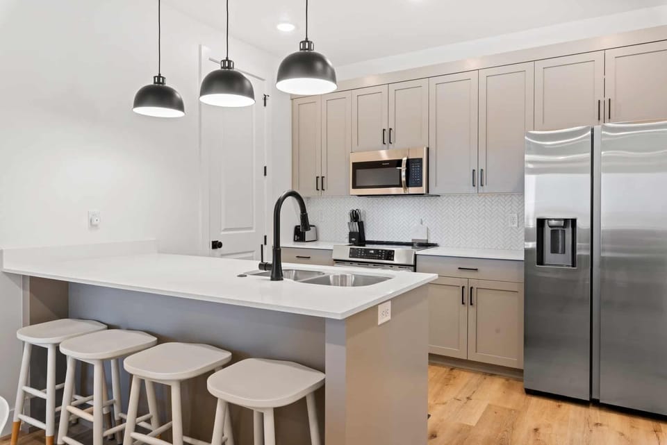Condo, 3 Bedrooms | Private kitchen | Fridge, oven, coffee/tea maker, toaster