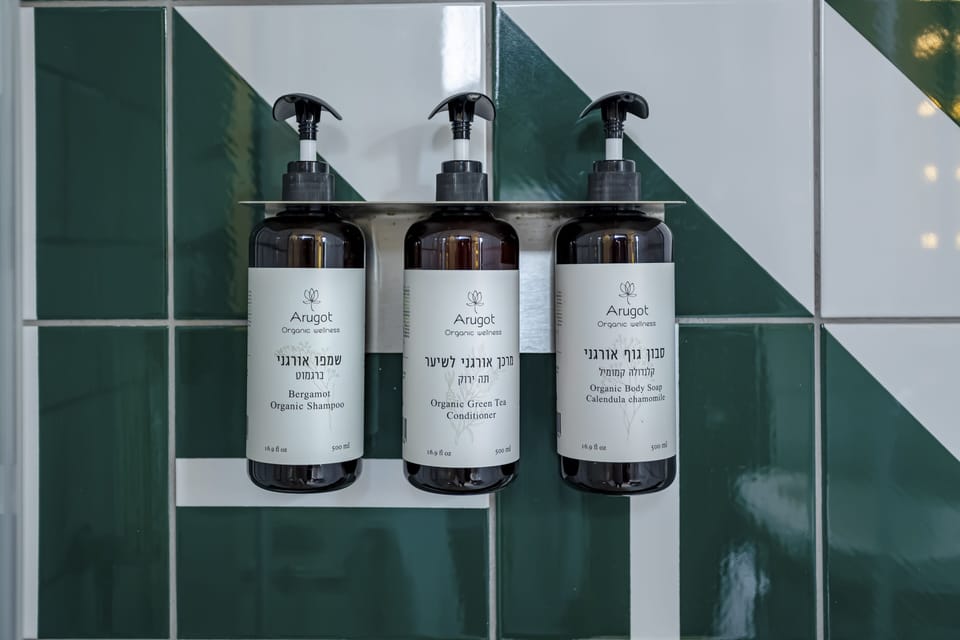 Shower, rainfall showerhead, free toiletries, hair dryer