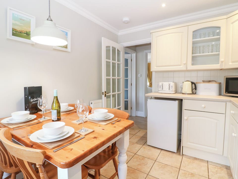 Cottage | Dining