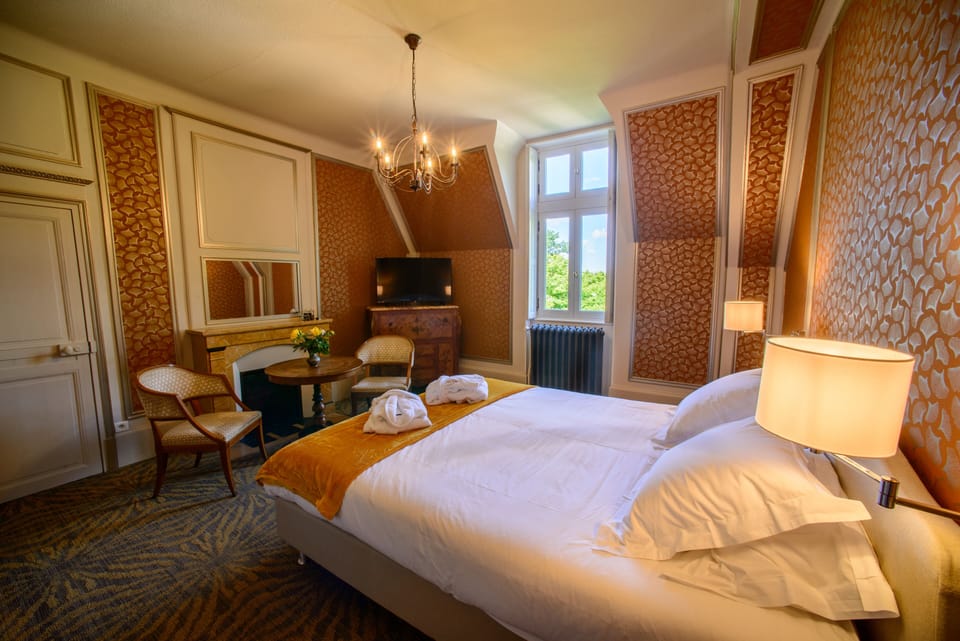 Romantic Double Room | Living area | 40-inch flat-screen TV with cable channels, TV
