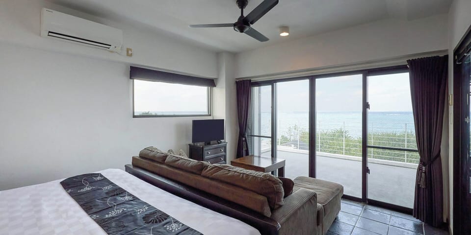 202 Sunset | Pillowtop beds, laptop workspace, WiFi (free), bed sheets