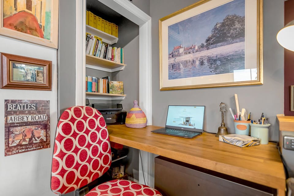 Living room with a large L shape sofa, coffee table, stairs to the Private rooftop garden, bookshelves full of books and Large Smart TV with Netflix.

you also have 4 large windows with panoramic views of the city and the best sunsets in Norwich.

In the corner, there is an indoor fireplace for romantic cosy evenings, we provide you with everything that you need to start a fire...