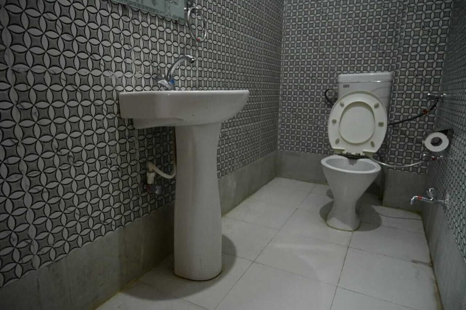 Business Double Room | Bathroom | Slippers