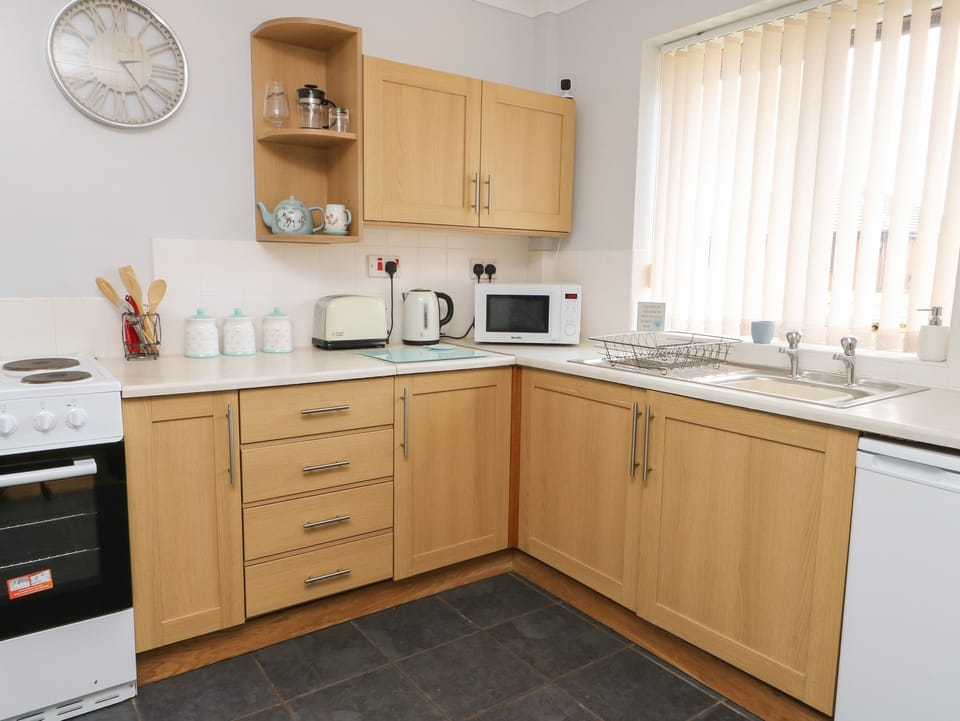 Cottage | Private kitchen | Fridge, electric kettle, toaster, cookware/dishes/utensils