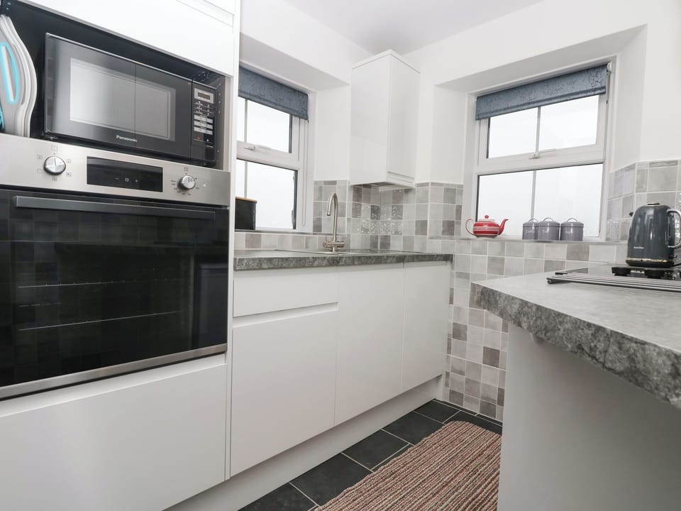 Cottage | Private kitchen | Fridge, microwave, dishwasher, electric kettle