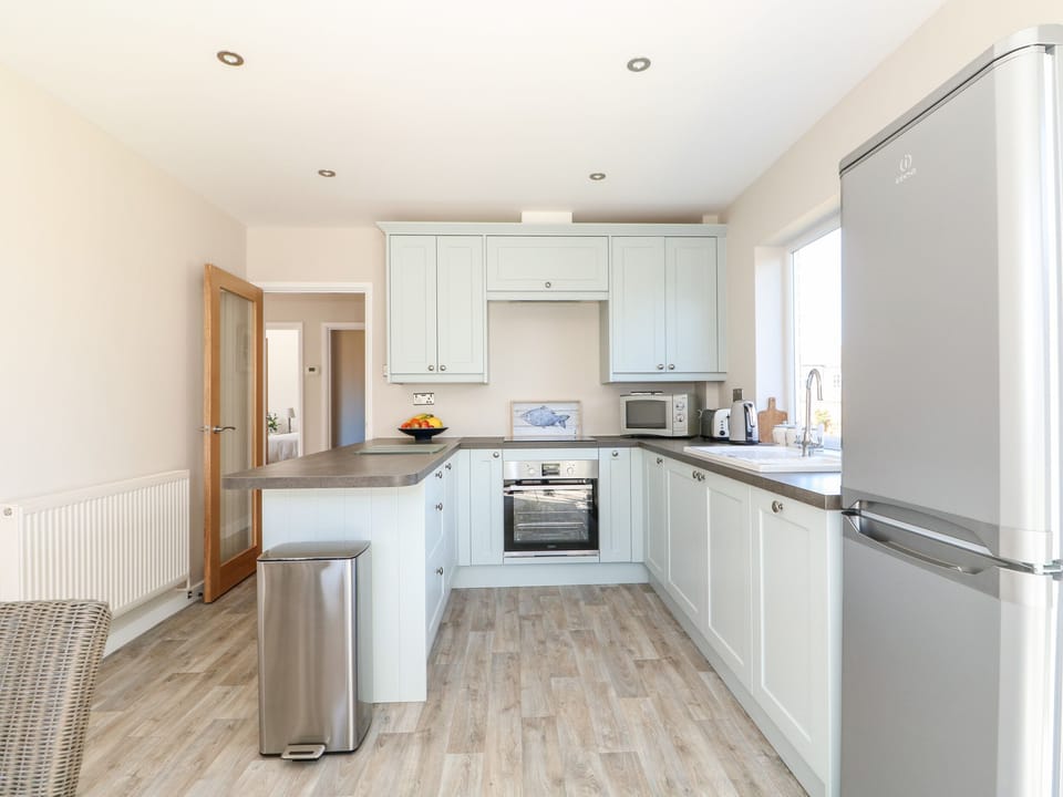 Cottage | Private kitchen | Fridge, dishwasher, electric kettle, toaster