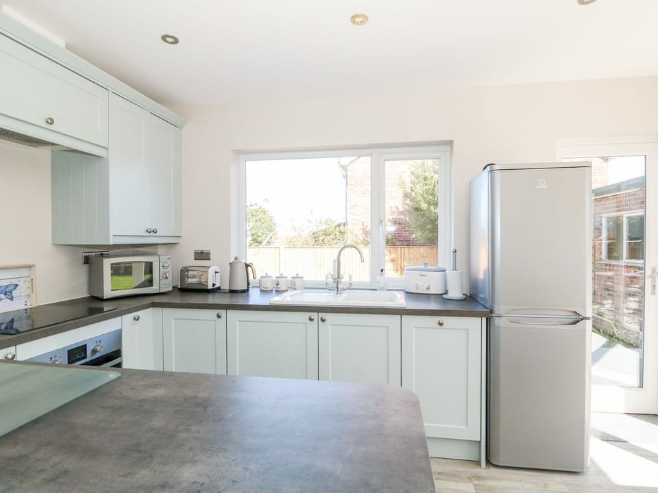 Cottage | Private kitchen | Fridge, dishwasher, electric kettle, toaster