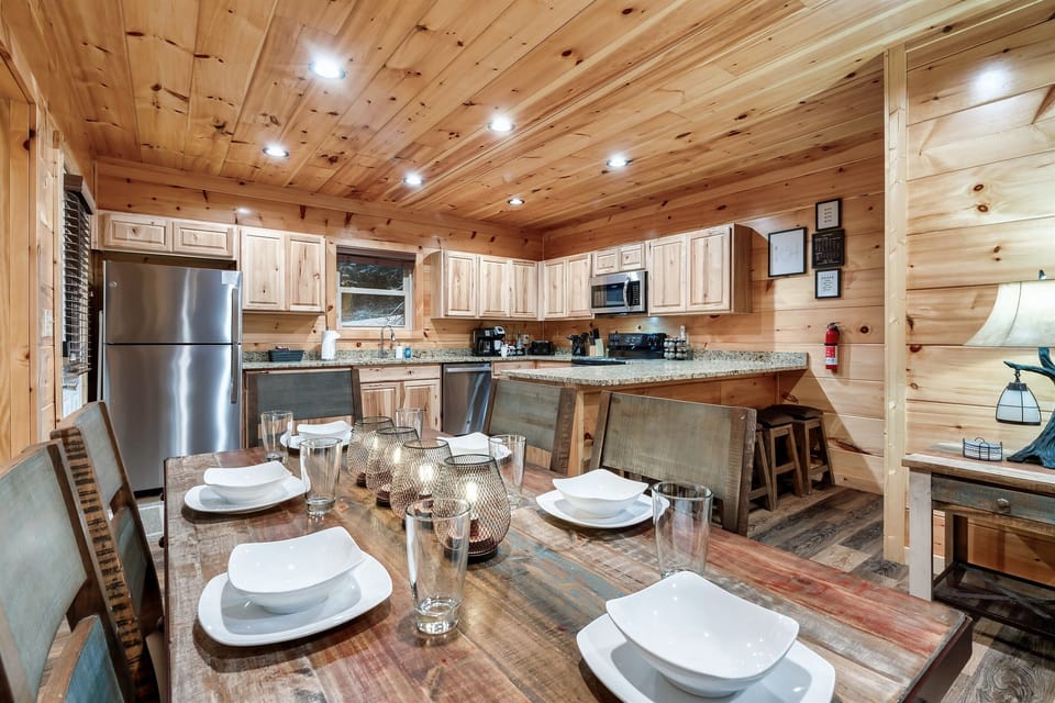 Our spacious kitchen table comfortably seats six, providing the perfect spot for your group to enjoy delicious meals together, share stories, and make lasting memories during your vacation. It’s a place to connect and savor every moment.