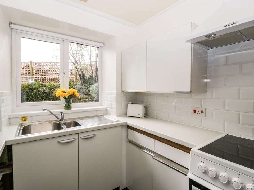 Cottage | Private kitchen | Fridge, microwave, electric kettle, toaster