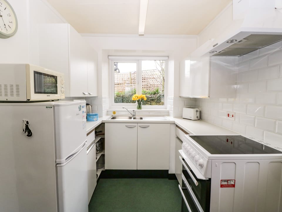 Cottage | Private kitchen | Fridge, microwave, electric kettle, toaster