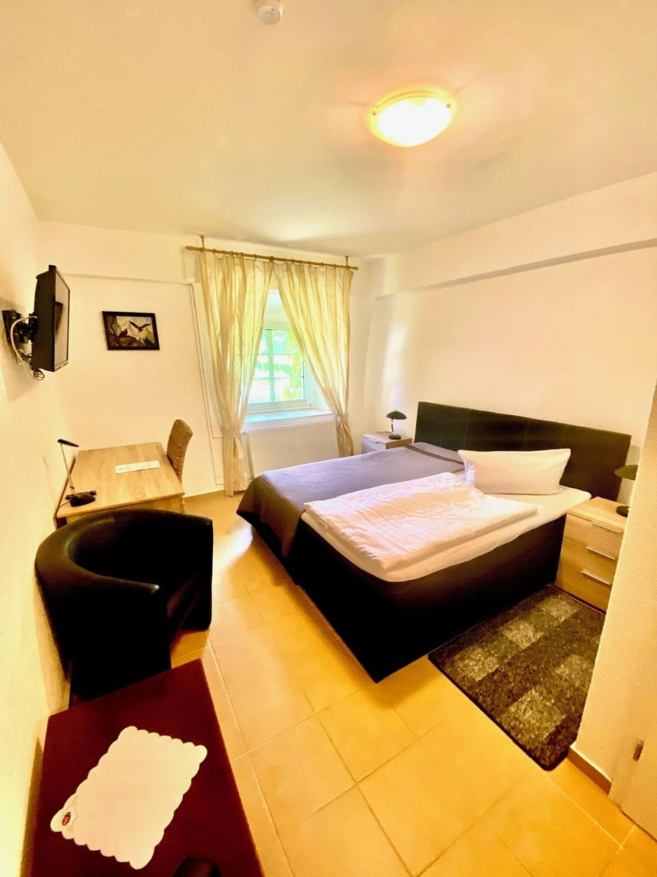 Basic Room, 1 Queen Bed, Private Bathroom | Individually decorated, individually furnished, travel crib, free WiFi