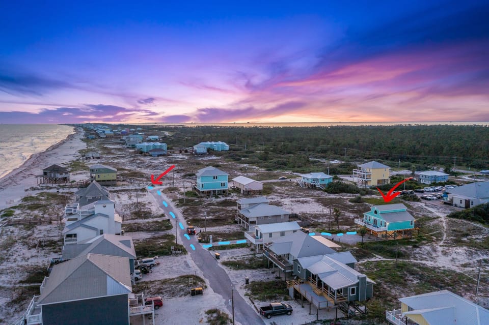 Excellent beach access & beautiful location! 1 minute walk to beach and restaurant/marketplace!