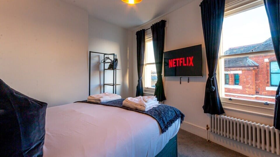 'Would highly recommend Harbourview, the flat is stunning, beautifully decorated to high standards, extremely clean and the location is overlooking the harbour with wonderful sea views, Lee Ann is a super host and made our stay extremely enjoyable'