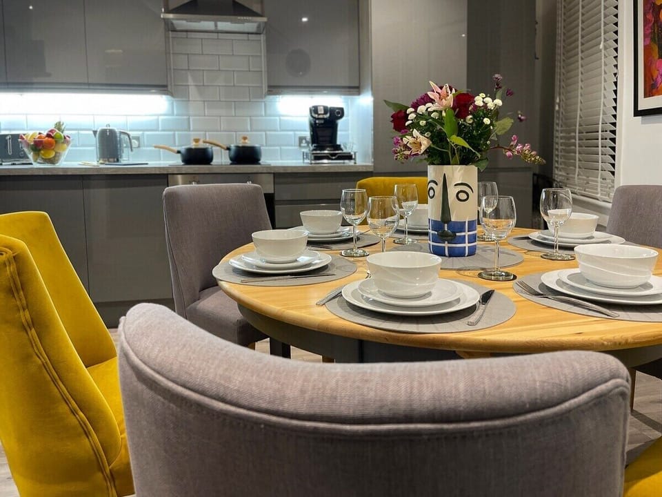 Kitchen/Diner

Stay in or go out? The choice is yours!
