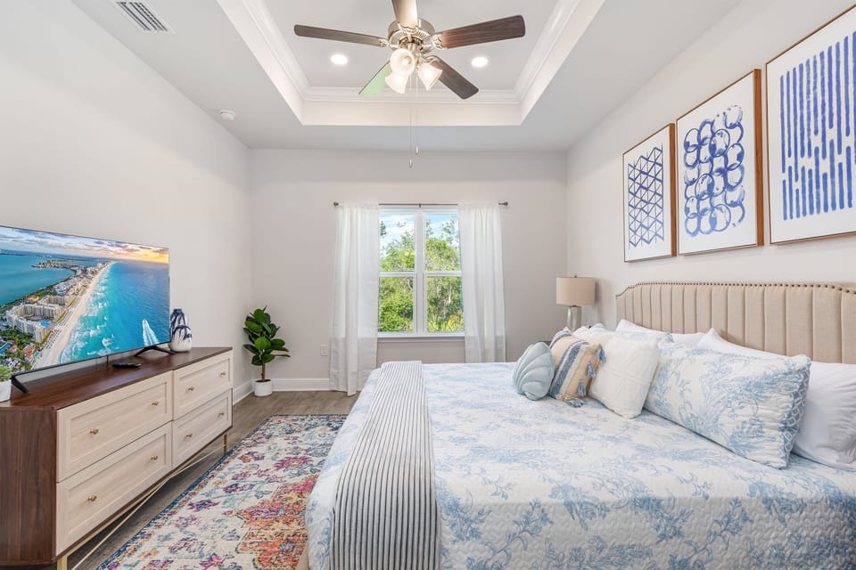 Master Bedroom (bedroom 1) with king bed & smart TV