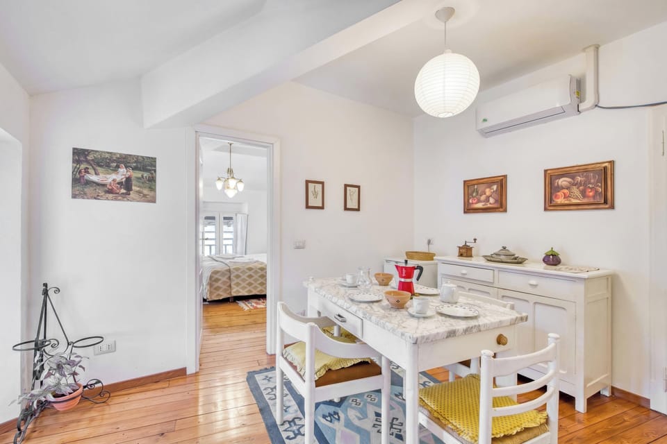 Family Apartment, 2 Bedrooms, Microwave, Mountainside (Piccolo Mondo Antico: Stresa 2BR) | Dining
