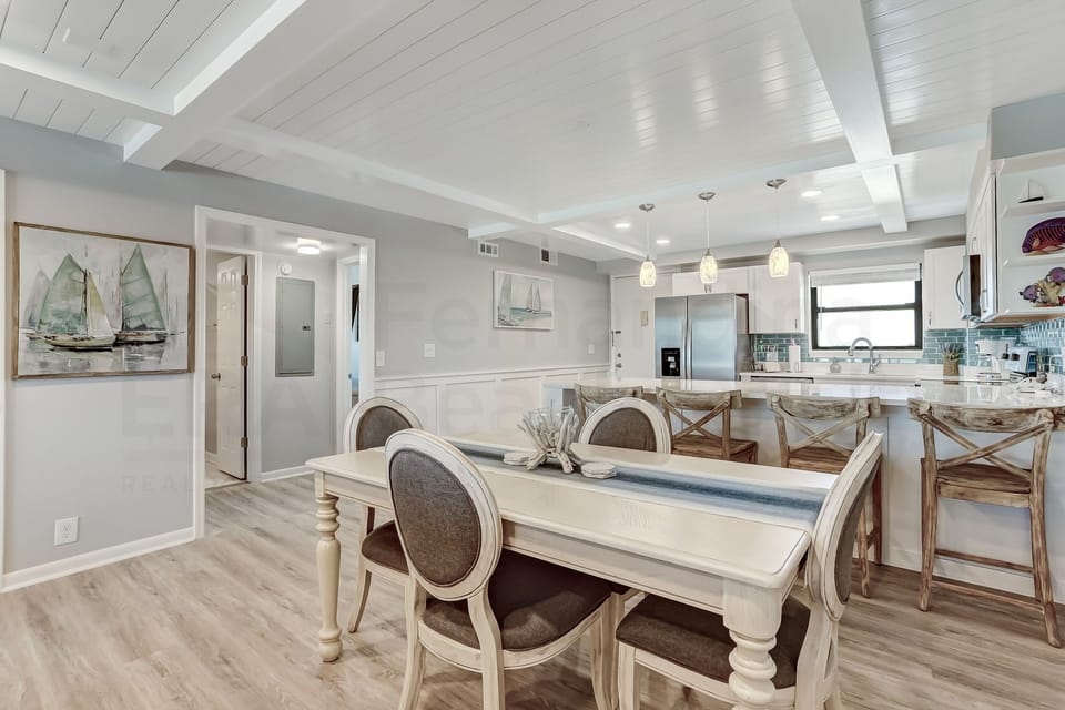 Condo, 2 Bedrooms | Dining
