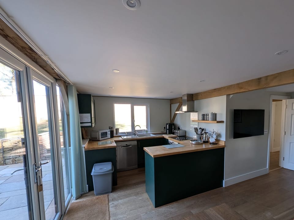 Cottage | Private kitchen | Fridge, microwave, dishwasher, electric kettle