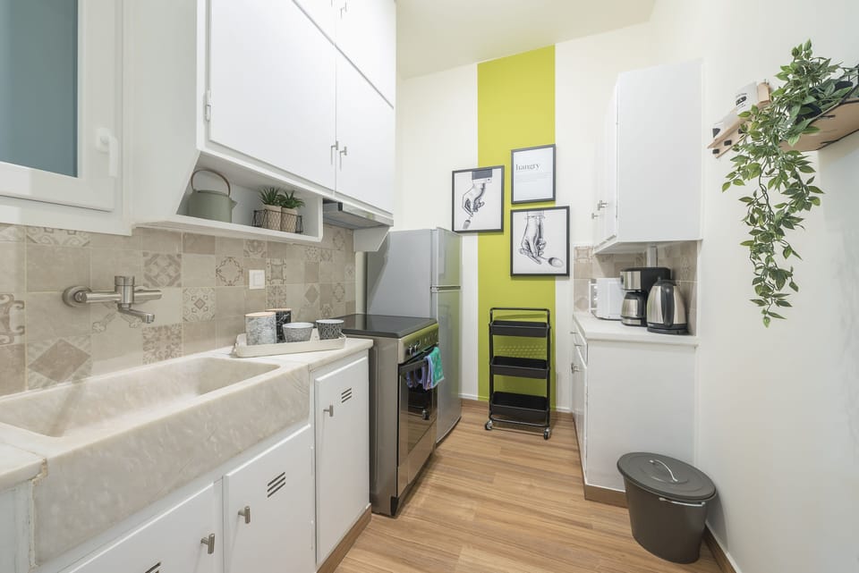 City Double Room | Private kitchen | Fridge, microwave, oven, stovetop