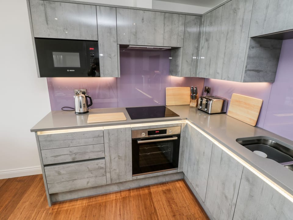 Cottage | Private kitchen | Fridge, microwave, electric kettle, toaster