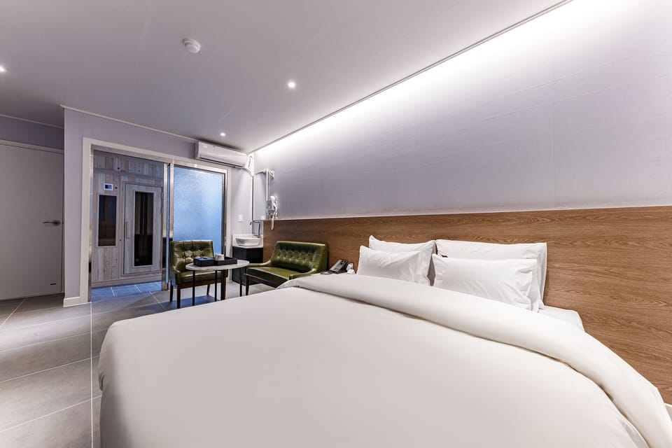 Deluxe Double Room | Premium bedding, down comforters, pillowtop beds, free minibar