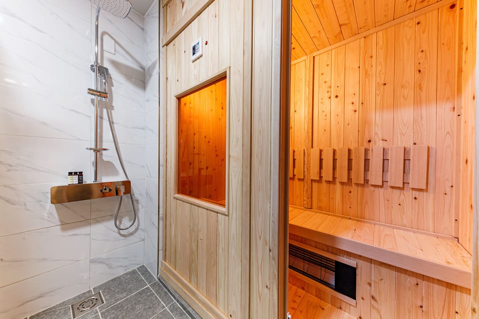 Business Studio Suite | Bathroom | Jetted tub, rainfall showerhead, designer toiletries, hair dryer