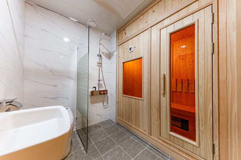 Business Studio Suite | Bathroom | Jetted tub, rainfall showerhead, designer toiletries, hair dryer