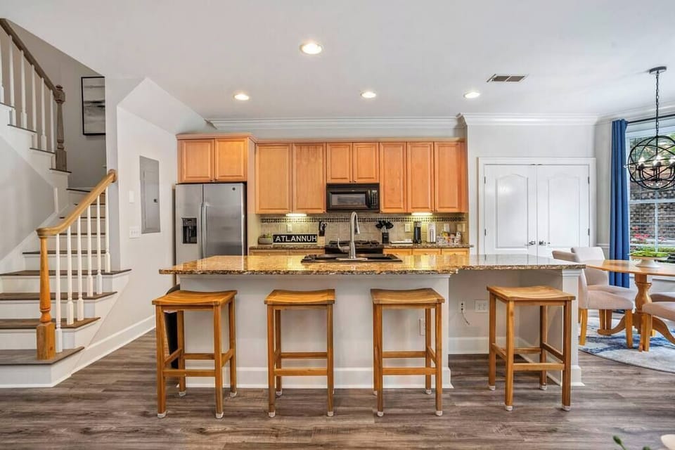 The cook will remain immersed in the atmosphere with the open kitchen, dining area and bar seating.