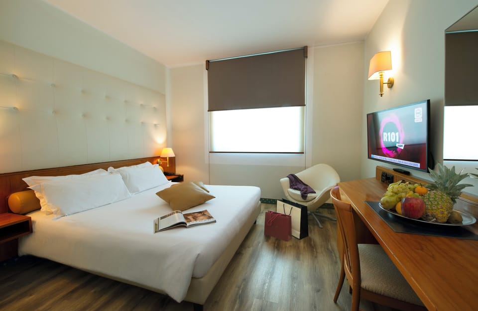 Double Room, Non Smoking | Premium bedding, minibar, in-room safe, desk