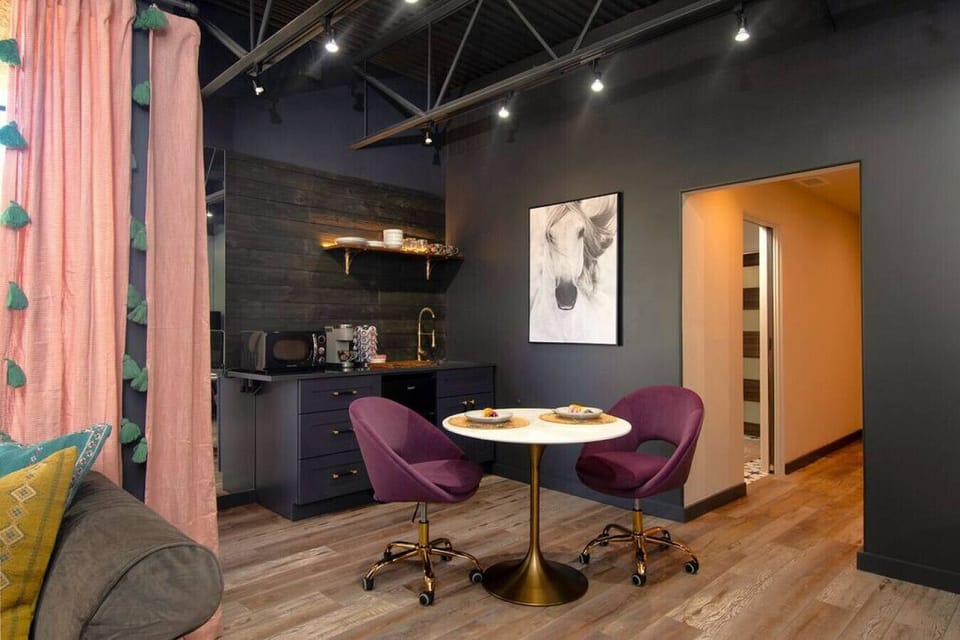 Dining & Kitchenette