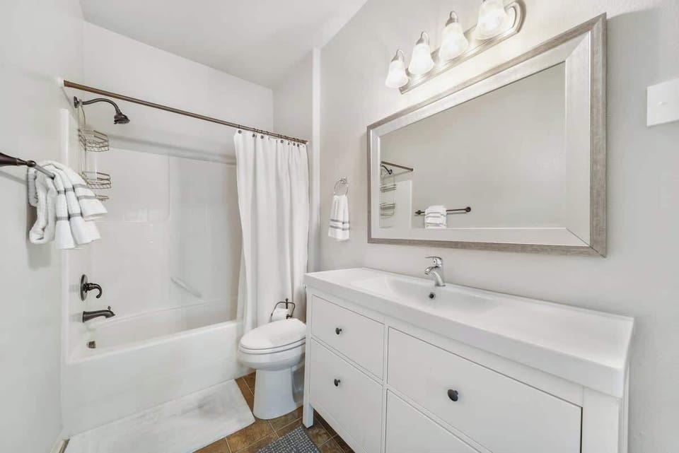 Master bathroom with shower/tub combo