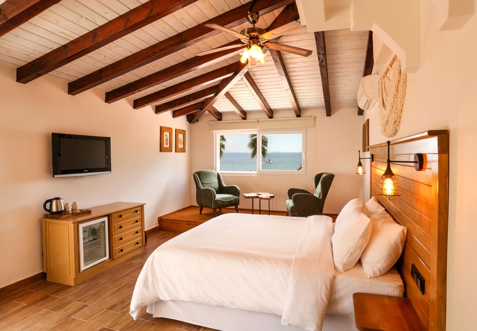 Luxury Room | In-room safe, WiFi (free), bed sheets