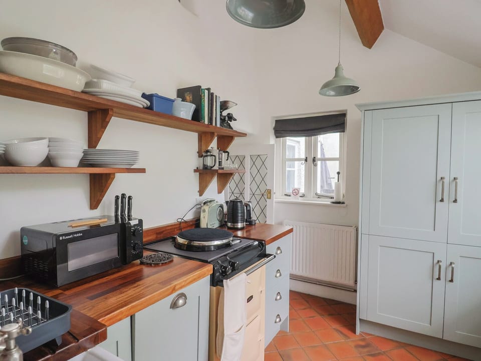 Cottage | Private kitchen | Fridge, microwave, dishwasher, cookware/dishes/utensils