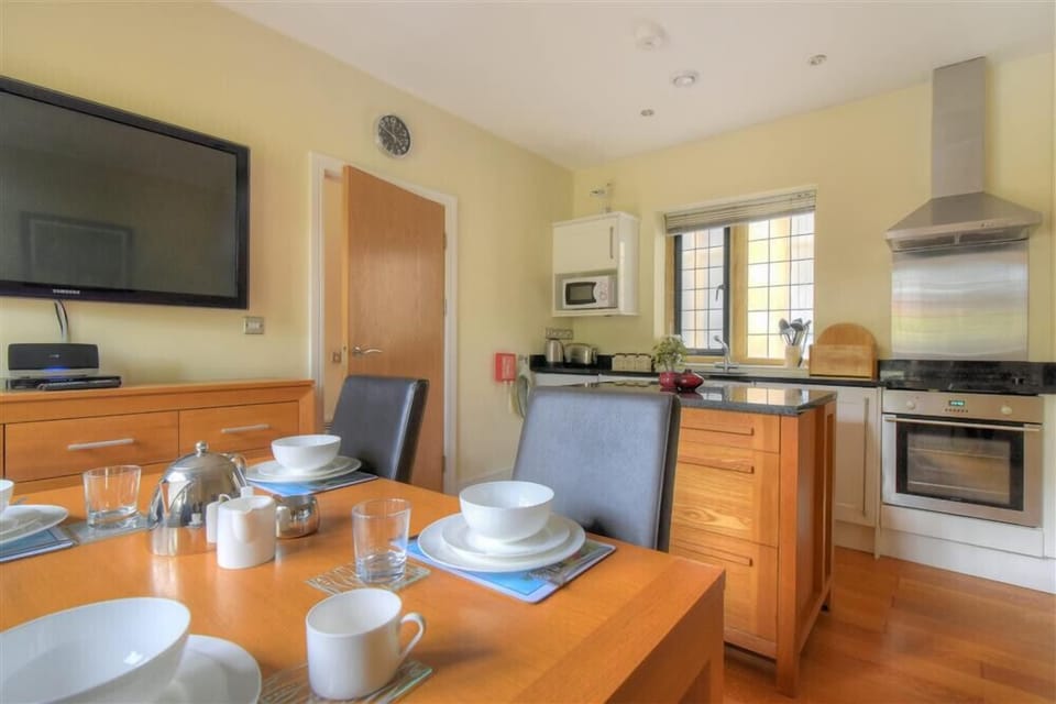 Cottage | Private kitchen | Fridge, dishwasher, cookware/dishes/utensils