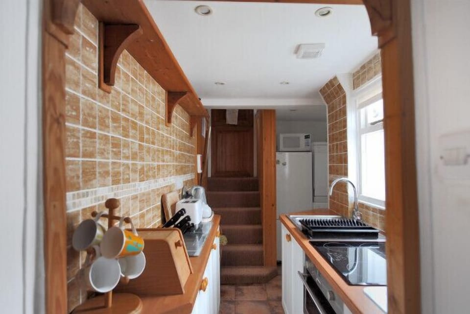 Cottage | Private kitchen | Fridge, dishwasher, cookware/dishes/utensils