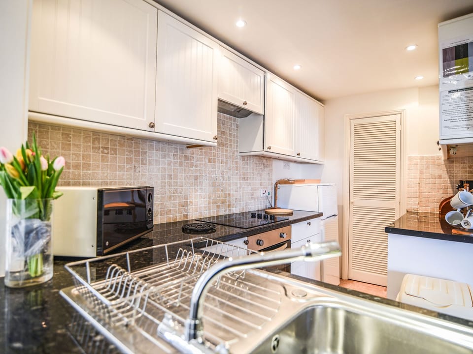 Cottage | Private kitchen | Fridge, microwave, cookware/dishes/utensils