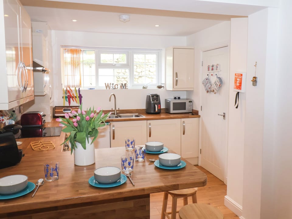 Fridge, microwave, dishwasher, cookware/dishes/utensils