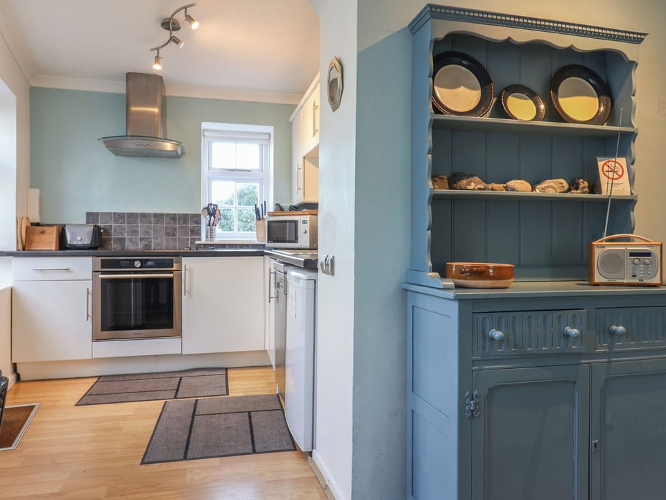 Cottage | Private kitchen | Fridge, microwave, dishwasher, cookware/dishes/utensils
