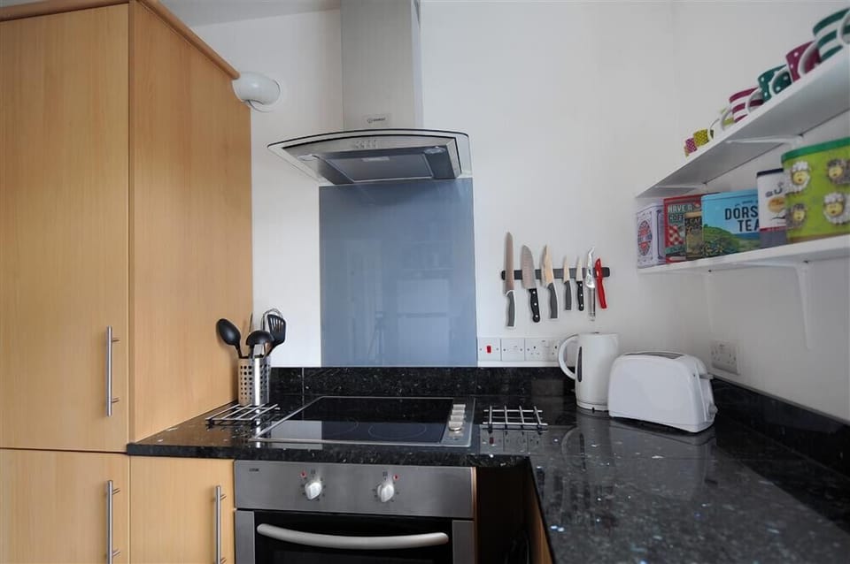 Cottage | Private kitchen | Fridge, microwave, dishwasher, cookware/dishes/utensils