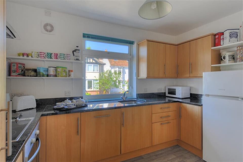 Cottage | Private kitchen | Fridge, microwave, dishwasher, cookware/dishes/utensils