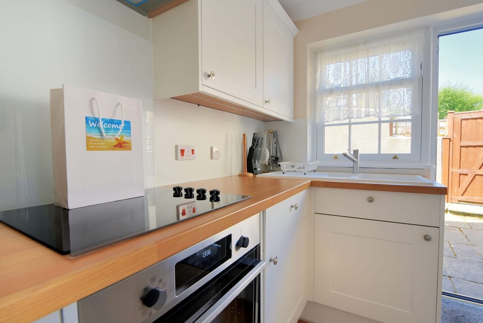 Fridge, microwave, dishwasher, cookware/dishes/utensils