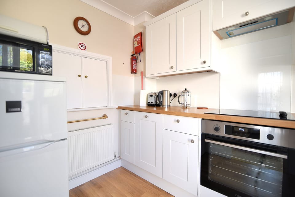 Fridge, microwave, dishwasher, cookware/dishes/utensils