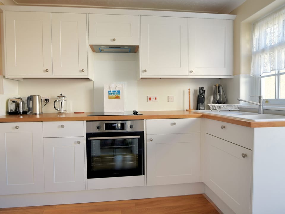 Fridge, microwave, dishwasher, cookware/dishes/utensils