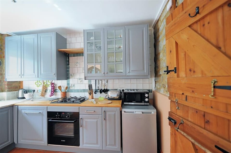 Cottage | Private kitchen | Fridge, microwave, cookware/dishes/utensils