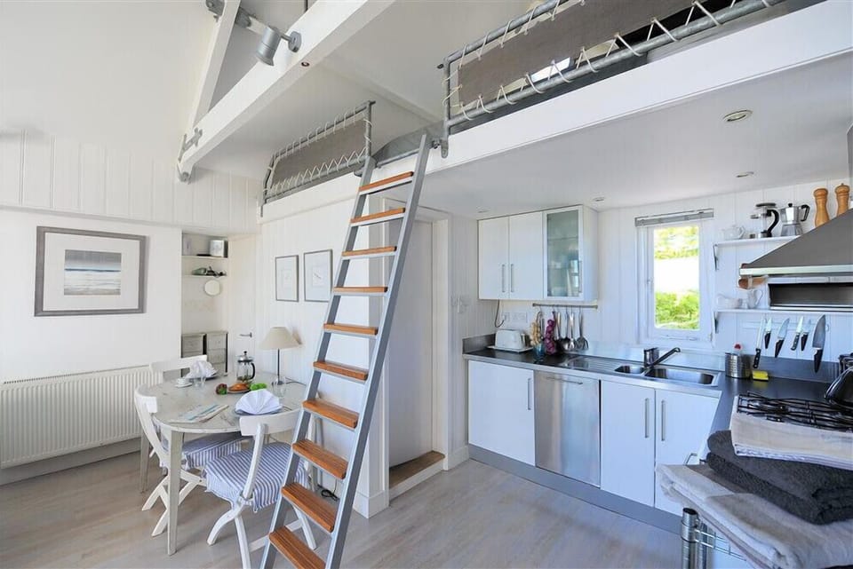 Cottage | Private kitchen | Fridge, dishwasher, cookware/dishes/utensils