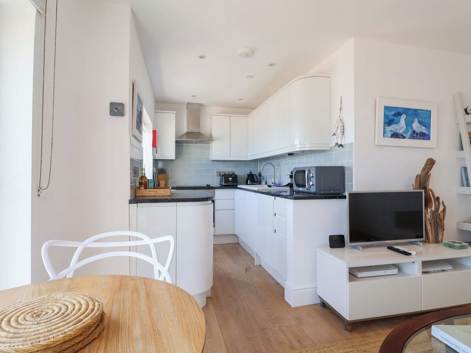 Cottage | Private kitchen | Fridge, microwave, dishwasher, cookware/dishes/utensils